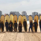 Alumnos del Compostilla, en la playa de Gijón.