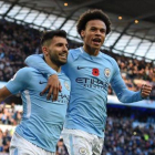 Sané felicita al Kun Agüero después de que el argentino marcara de penalti al Arsenal.