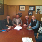 Un momento del encuentro con el alcalde de Cistierna. DL