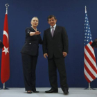 La jefa de la diplomacia de EEUU, Hillary Clinton, junto a su homólogo turco, Ahmet Davutoglu, este sábado en Estambul.