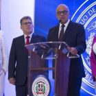 El ministro venezolano de Comunicacion y Cultura, Jorge Rodriguez, con otros miembros de la delegación del Gobierno en la negociación con la oposición en Santo Domingo.