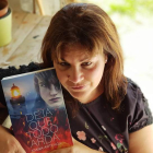 La escritora leonesa Joana Arteaga con su nueva novela, ‘Deja que todo arda’
