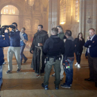 Jim Caviezel ataviado con hábito de monje en un descanso del rodaje en la Catedral. MARCIANO PÉREZ
