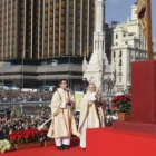 El cardenal arzobispo de Madrid, Antonio María Rouco Varela, consagra la hostia.