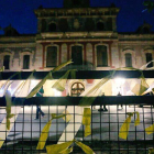 Lazos amarillos en torno al Parlament.