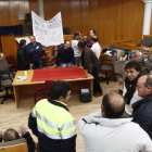 Los ex trabajadores de la empresa Raga y Urbaser están encerrados en el Ayuntamiento.
