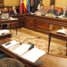 Díez, a la izquierda, tuvo un roce con Cayón, al fondo, durante el Pleno.