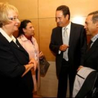 La presidenta de ACC del Bierzo junto con los ponentes, Purificación Rodríguez y Fernando Hernánz