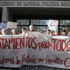 Los afectados en su protesta frente al Ministerio de Sanidad.