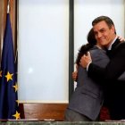 El candidato a la investidura, Pedro Sánchez, y el líder de Podemos, Pablo Iglesias, se abrazan tras el acto de firma del acuerdo de coalición.