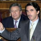 José María Aznar responde a una pregunta formulada sobre la reforma de la protección del desempleo