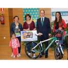 Javier López Juan entrega los premios de la Bicicleta Solidaria de Caja Rural. DL