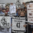 Manifestación en apoyo a los familiares y amigos de los 43 estudiantes de Ayotzinapa desaparecidos.