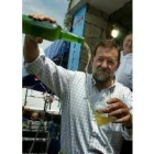 Rajoy escancia sidra durante la fiesta anual del PP en Villayón