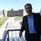 Antonio Ovalle, en una de las terrazas con vistas al patio de la fortaleza templaria de Ponferrada,