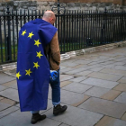 Un hombre con la bandera de la UE camina por una calle de Londres tras participar en una protesta en contra del 'brexit'.