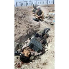 Un soldado británico observa a un soldado iraquí muerto en Basora