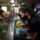 Una camarera trabaja en un bar en Toledo este miércoles, fecha en la que el Ministerio de Trabajo ha publicado los datos de agosto. ISMAEL HERRERO