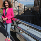 La entonces candidata del PP presentó el 22 de mayo su promesa electoral de lanzaderas por ferrocarril para enlazar con el AVE en el puente sobre el ferrocarril.