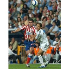 El madridista Míchel Salgado disputa un balón al atlético Antonio López