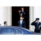 El primer ministro holandés Jan Peter Balkende sale del Paleis Noordeinde tras conversar con la rein