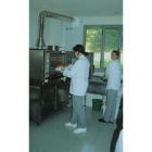 Dos de las participantes en el curso de cocina de Cáritas