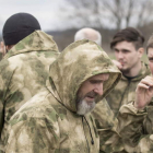 Prisioneros de guerra ucranianos después de un intercambio en un lugar no revelado. SECURITY SERVICE OF UKRAINE