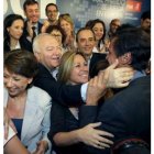 Mariano Rajoy felicita a Jaime Mayor Oreja.