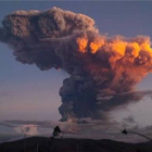 Imagen de la columna de cenizas generada por la erupción del volcán ecuatoriano.
