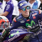 Maverick Viñales (Yamaha) celebra su pole de hoy en Misano (Italia).