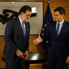 Mariano Rajoy y Albert Rivera se saludan al inicio de su encuentro, en el Congreso.