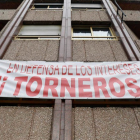 Pancarta de los Colegios Profesionales de León a favor de Torneros. FERNANDO OTERO