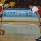 Calvo (i) intenta driblar a su compañero Quezada en uno de los últimos entrenamientos de León.