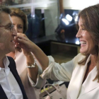 Eva Cárdenas felicita a su marido, Alberto Núñez Feijóo, el pasado 25 de septiembre, tras ganar las elecciones a la Xunta de Galicia.