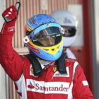 Fernando Alonso levanta el pulgar tras acabar cuarto en la clasificación de Montmeló.