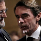 Los expresidentes José María Aznar y Mariano Rajoy en una convención del PP de 2015