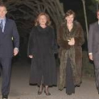 Blair y Aznar flanquean a sus esposas paseando anoche por los alrededores de La Moncloa