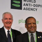 El presidente de la AMA, Craig Reedie (izquierda), y el vicepresidente Makenkesi Stofile.