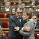 Artur Mas se abraza a Forcadell, que fue elegida hoy nueva presidenta.