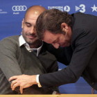 Rosell abraza a Guardiola tras la rueda de prensa en la que se anunció la marcha del técnico.