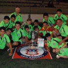 El San Andrés infantil posa con el trofeo que le acredita como campeón de la Copa Cataluña.