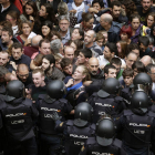 Agentes de la policía nacional forman un cordón de seguridad junto al colegio Ramón Llull. A. ESTÉVEZ