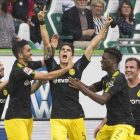 Bartra muestra el crespón negro tras marcar su gol.