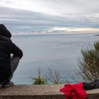 Un joven migrante observa el mar desde un puerto de Canarias. F. VOLPI