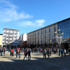 Alumnos del instituto Gil y Carrasco de Ponferrada, durante una pausa.