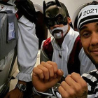 Alves, vestido de presidiario, junto a Suárez, con un disfraz de Batman, en el avión de regreso a Barcelona.