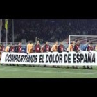 Los jugadores del equipo turco portan una pancarta de solidaridad con las víctimas del atentado de Madrid al inicio del encuentro.
