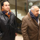 El denunciante, Luis Prada, en su comparecencia en los juzgados, acompañado de su hijo, tras abandonar el hospital.
