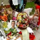 Flores y mensajes en Villaverde en recuerdo del joven asesinado