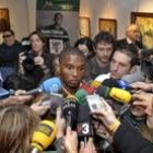 Eto'o, rodeado de periodistas, hace unas explosivas declaraciones